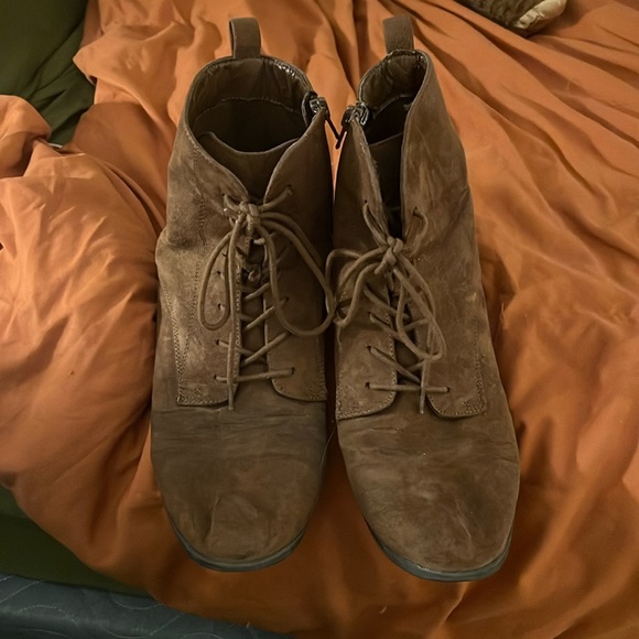 Boots - Picture 3 of 6